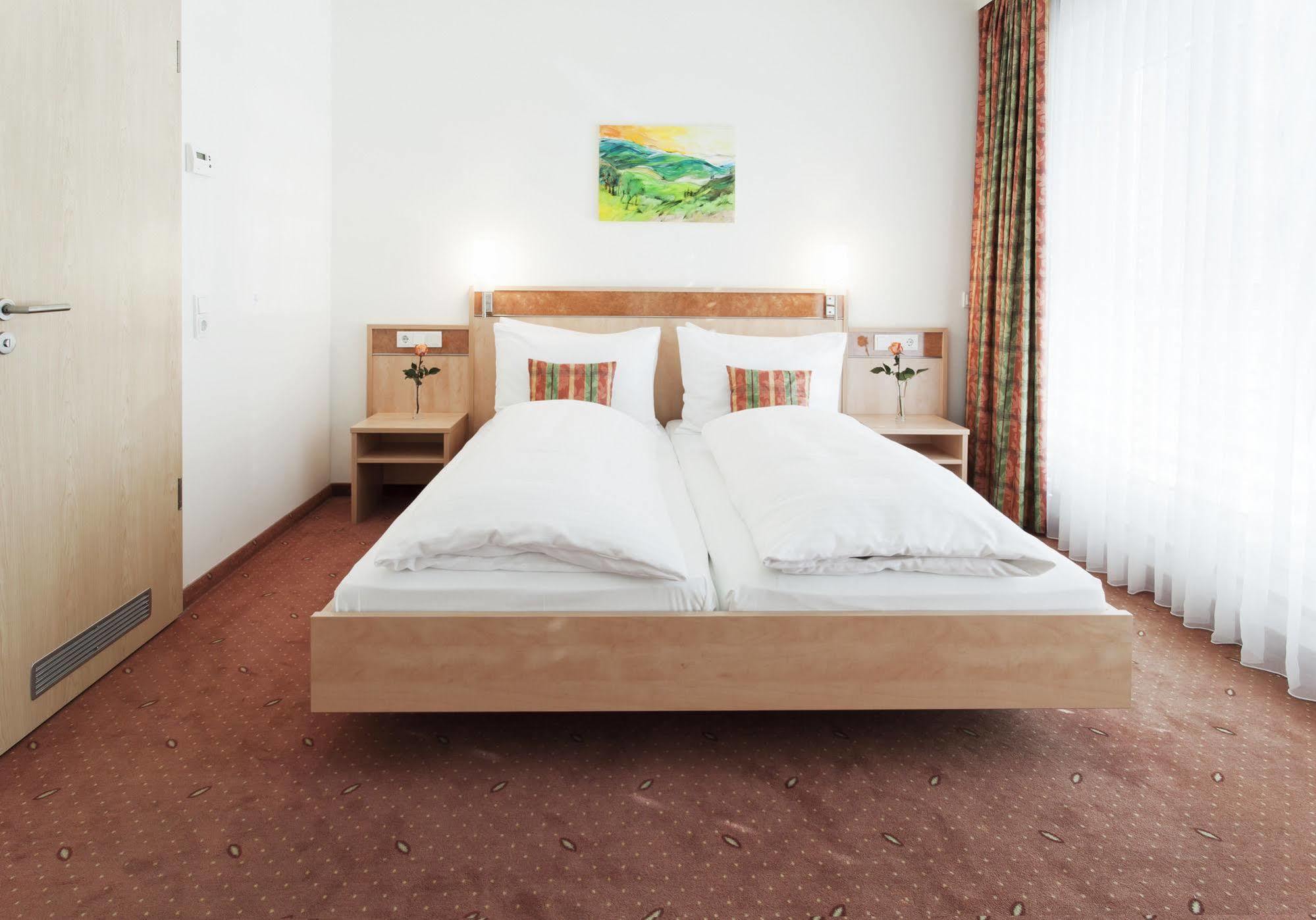 Hotel Zeller'S Quartier Königsbrunn Esterno foto